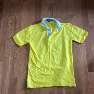 Mens alial fital golf polo size medium. Unique design/collar